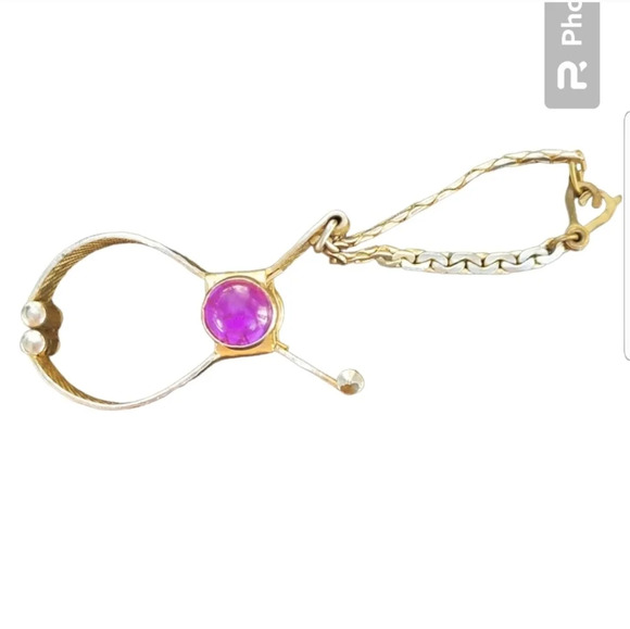 1950s VINTAGE GOLDTONE WITH PURPLE CABACHON JEWEL DETAIL GLOVE CLIP - Picture 1 of 5